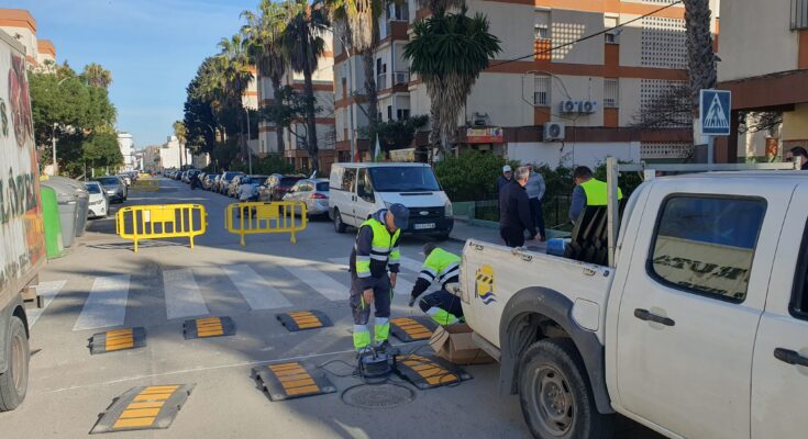 EL PSOE DE SANLÚCAR RESPONDE A LA DEMANDA VECINAL CON LA INSTALACIÓN DE RESALTOS EN LA AVENIDA DE GODOY